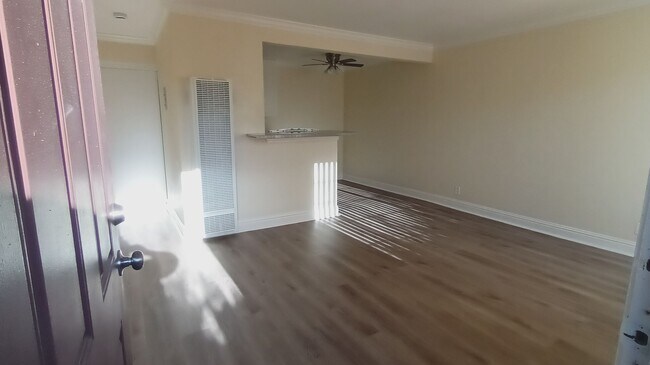 Building Photo - Welcome to SkyView Villa & Somerset Apartments!