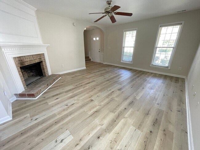 Building Photo - Beautiful, updated 3br 2.5 ba home with garage, fenced-yard in Home Valley Farms Now Available!