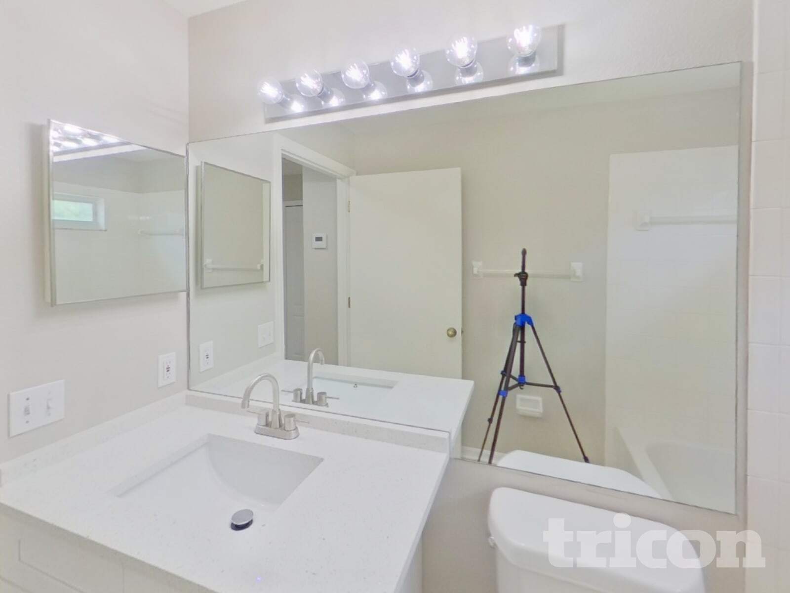 Building Photo - 233 Lakeway Ln