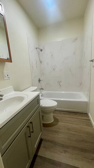 Building Photo - 566 53rd St