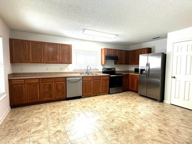 Building Photo - Close to Shopping, Restaurants, Schools & Beach!