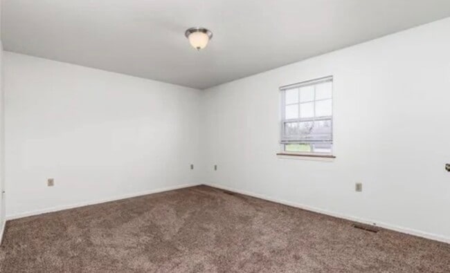 Building Photo - 621 Twin Valley Dr