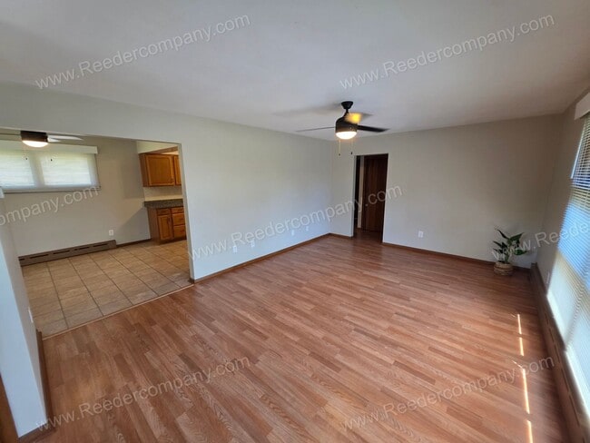 Building Photo - Spacious and updated 2 bedroom 1 bathroom Duplex