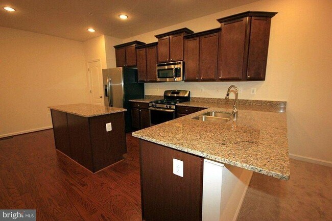 Building Photo - 6282 Newport Ct