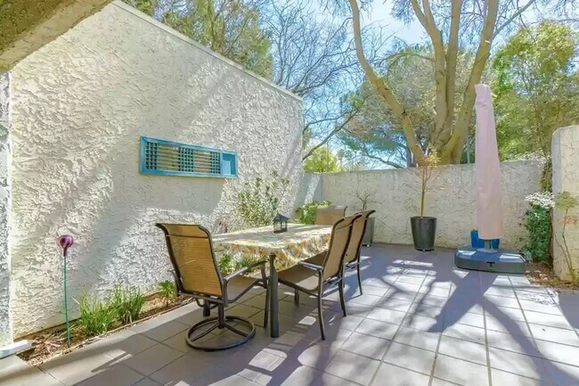 Building Photo - 861 Lake Terrace Cir