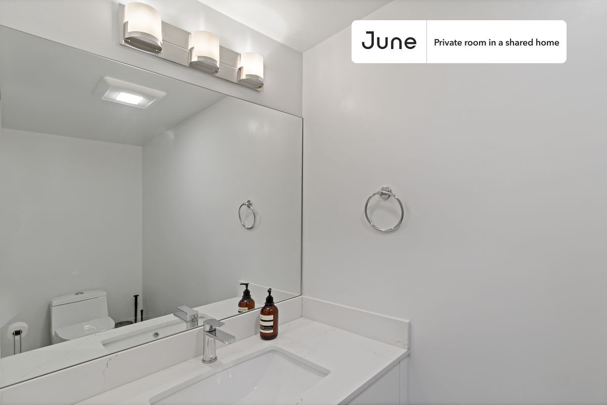 Building Photo - Room in Shared 5 bed/3.5 bath home