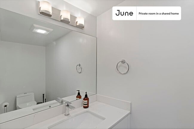 Building Photo - Room in Shared 5 bed/3.5 bath home