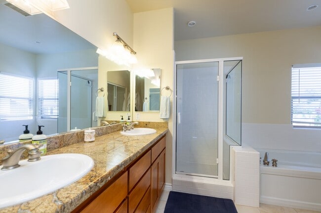 Building Photo - Luxury 2 Bedroom 2 Bath Townhouse w/ gourmet Kitchen in Mission Hills