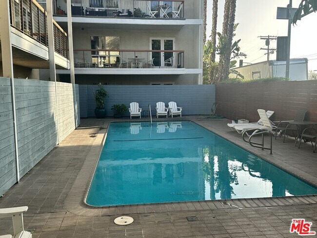 Building Photo - 330 S Barrington Ave