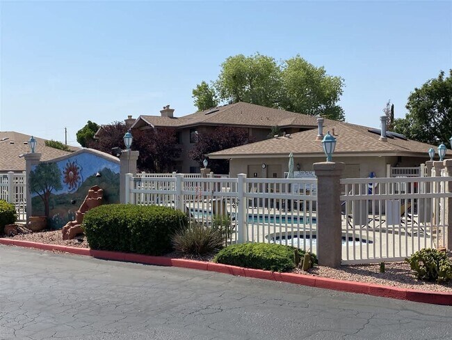 Building Photo - 985 E Mingus Ave