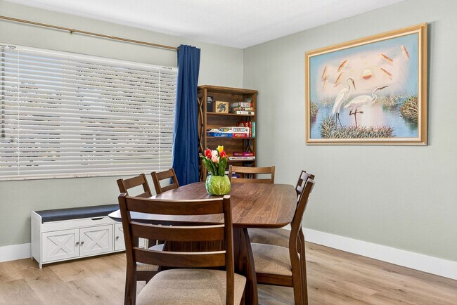 Building Photo - 1412 Gladys Cir