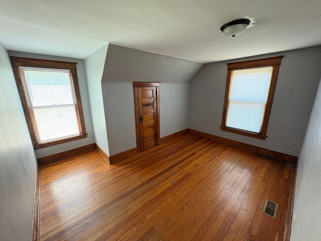 Building Photo - Charming 3-Bed Home with Spacious Layout & Large Backyard