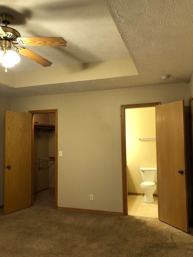 Building Photo - 2 bedroom, 2 bathroom, 2 car garage duplex