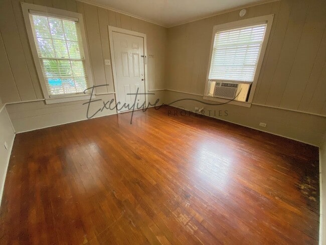 Building Photo - Downtown Living: 1 Bedroom Apartment with All Bills Paid