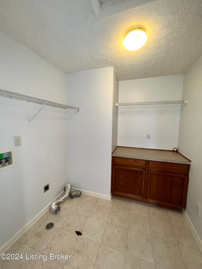 Building Photo - 9210 Eminence Ct