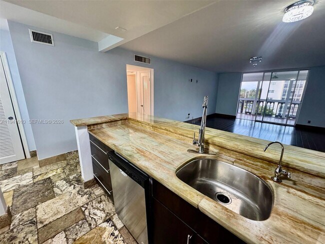 Building Photo - 900 NE 12th Ave