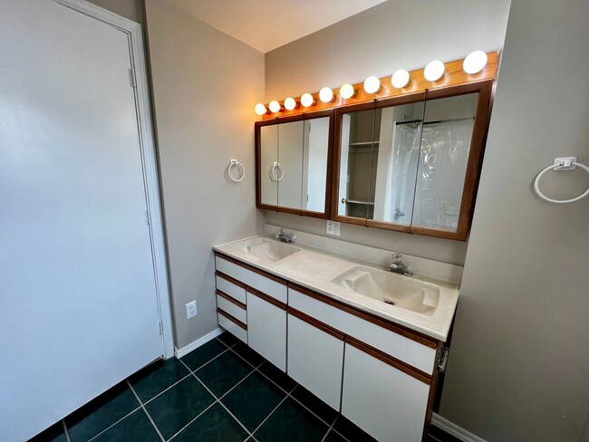 Building Photo - Charming 4-Bedroom Home with Office