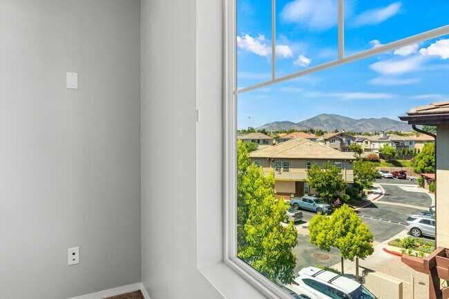 Building Photo - 2 Bedroom Townhome in the Lakepointe Community!