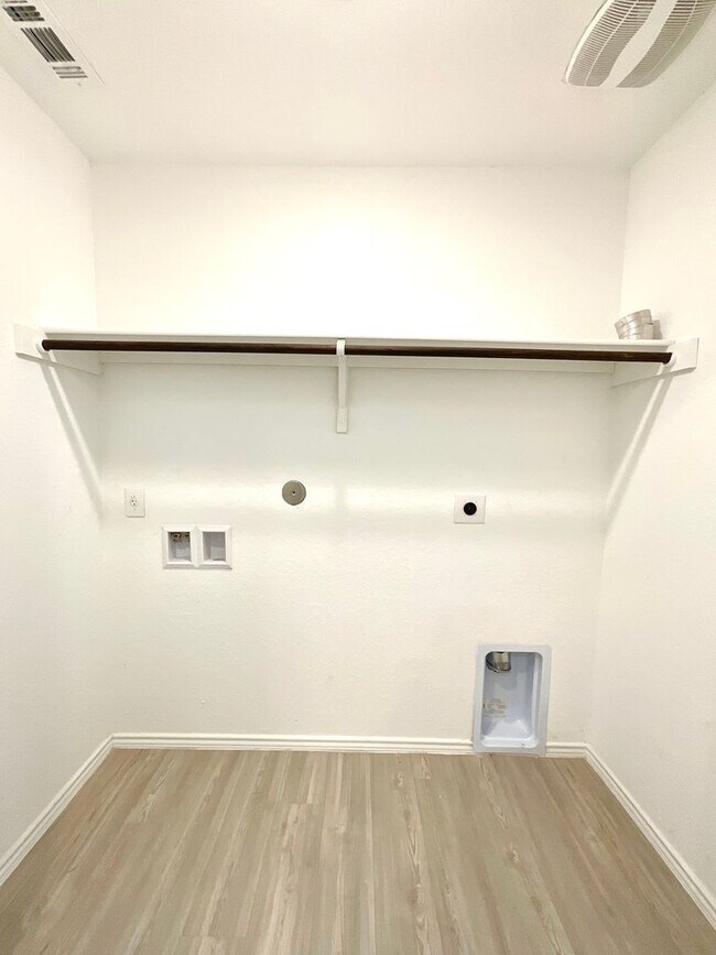 Building Photo - **APPLICATION RECEIVED** **MOVE IN SPECIAL** Beautiful 4BR/2BA Home with Fenced Yard & Garage!