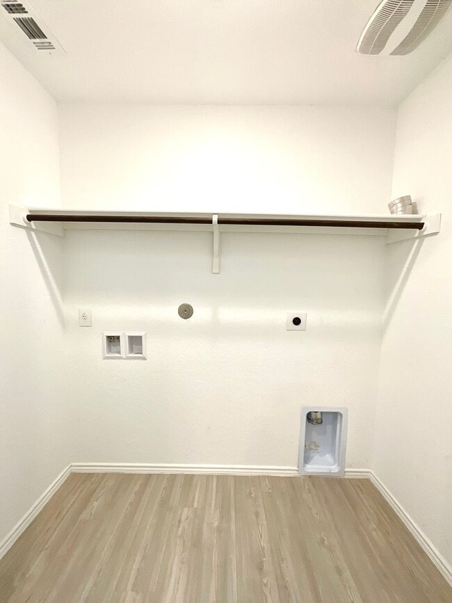 Building Photo - *MOVE IN SPECIAL* Beautiful 4BR/2BA Home with Fenced Yard & Garage!