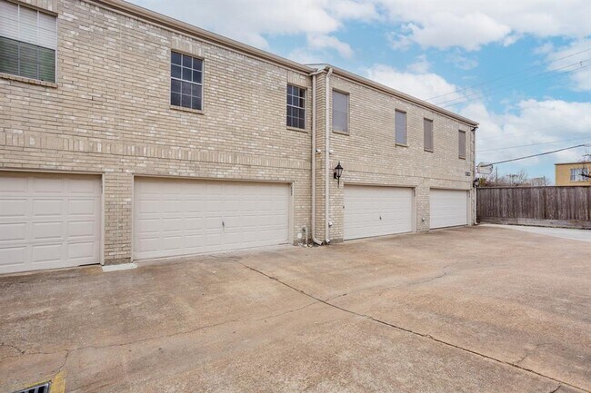 2 Car Garage - 3780 Tanglewilde St