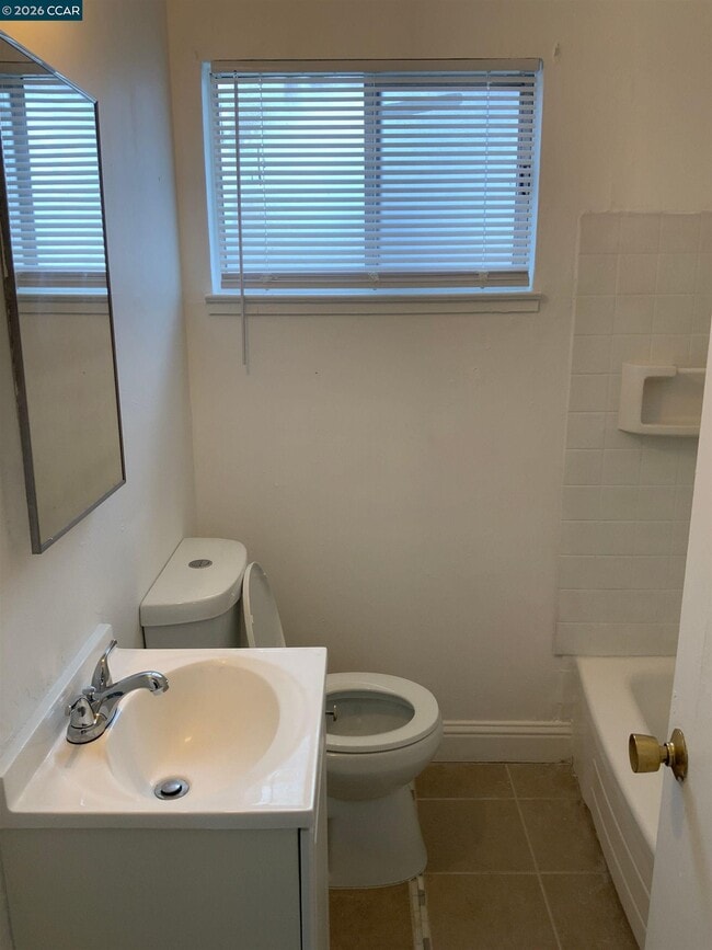 Building Photo - 422 C St