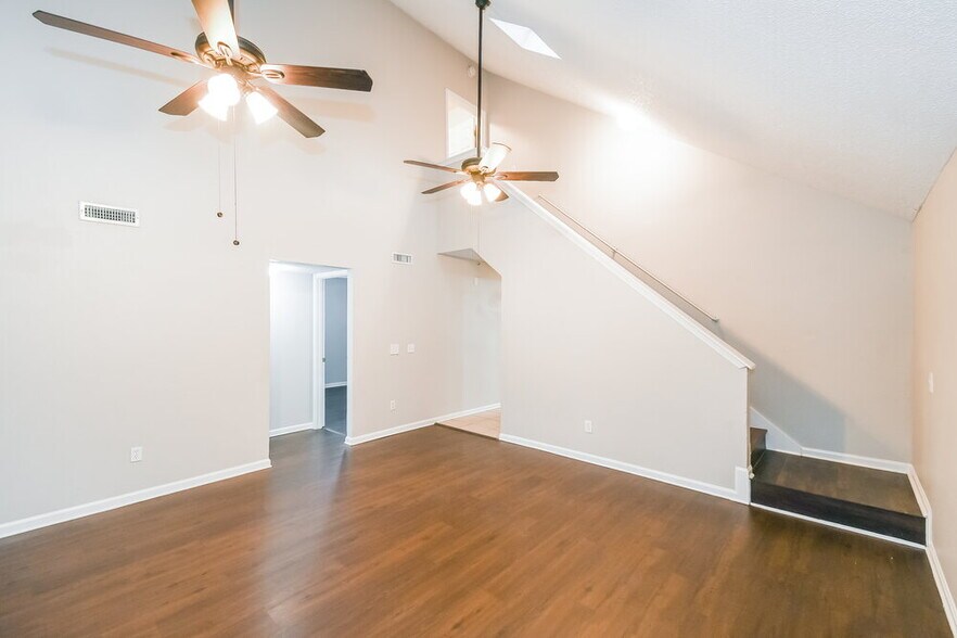 Building Photo - 1853 Alberta Ct N