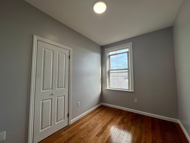 Building Photo - 154 Terhune Ave