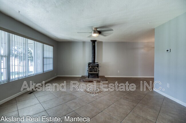 Building Photo - 3007 W Lathrop Rd