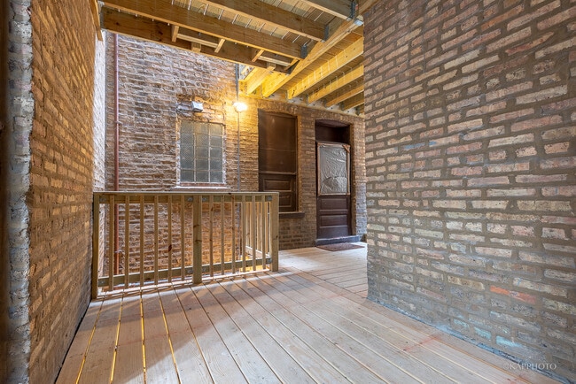 Building Photo - 1329 W Addison St