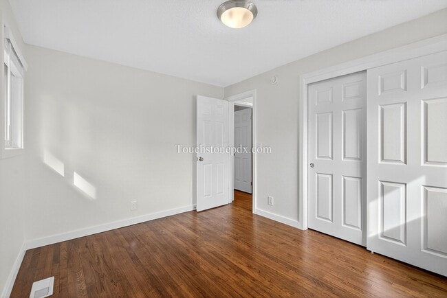 Building Photo - Charming West Linn Home with Stunning Mt. ...