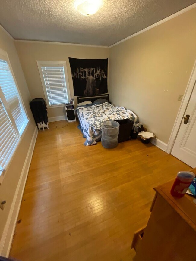 Building Photo - 2021-2023 E 6th St