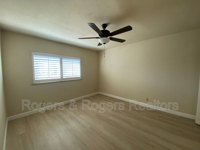 Building Photo - 1124 Song Ct