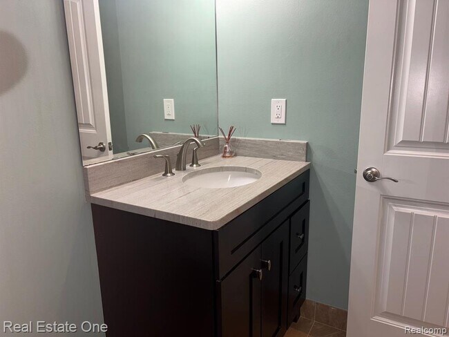 Building Photo - 803 Plate St