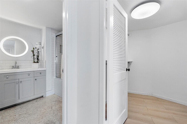 Building Photo - 3000 Holiday Dr