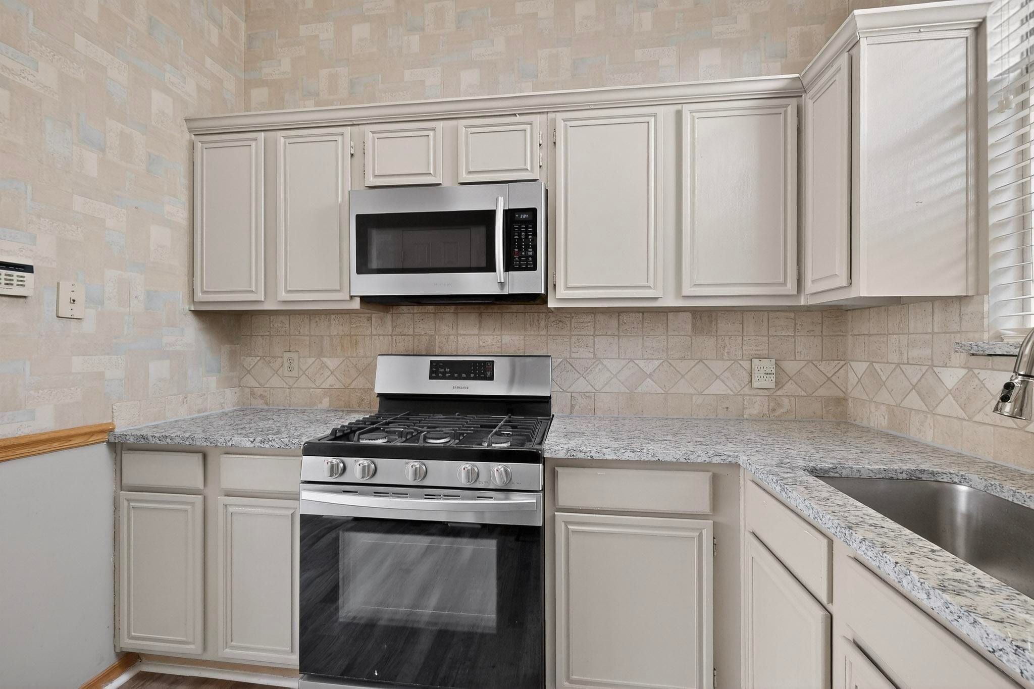 Building Photo - 636 Raintree Cir