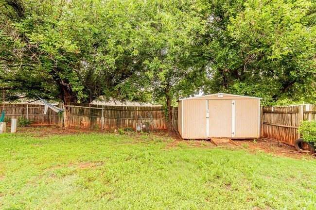Building Photo - 3 Bed 2 Bath in OKC!