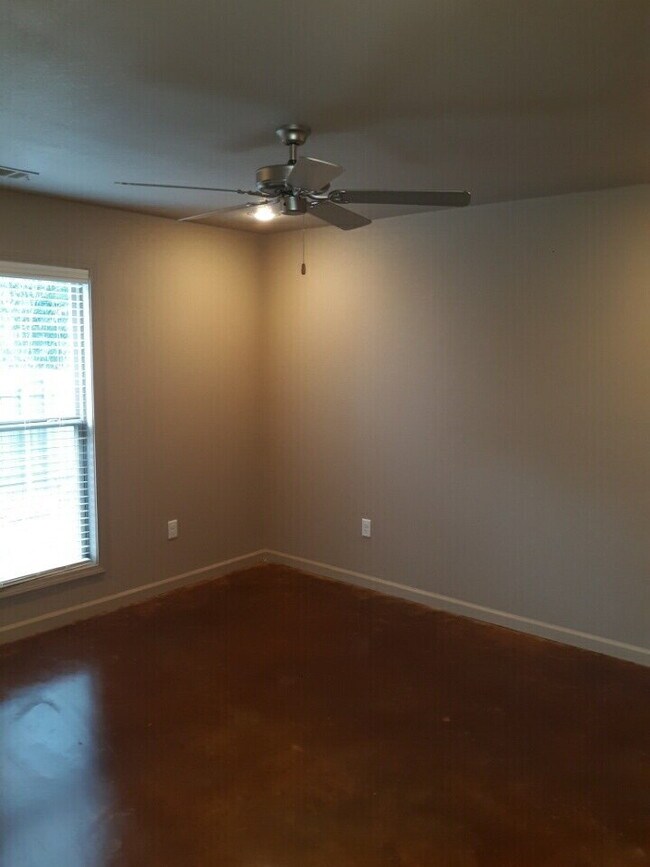 Building Photo - "Charming 3-Bedroom Haven with 2.5 Baths in the Heart of Jonesboro – 1,000 Sq Ft of Comfort at 51...