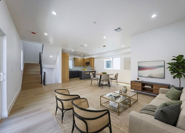 Building Photo - 1237 N Orange Dr