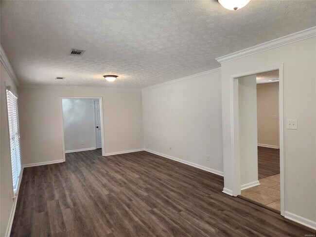 Building Photo - 628 Shadow Ln