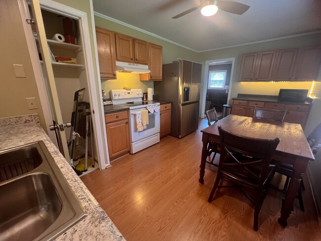 Building Photo - Charming 3 bedroom, 1 1/2 bathroom home in...