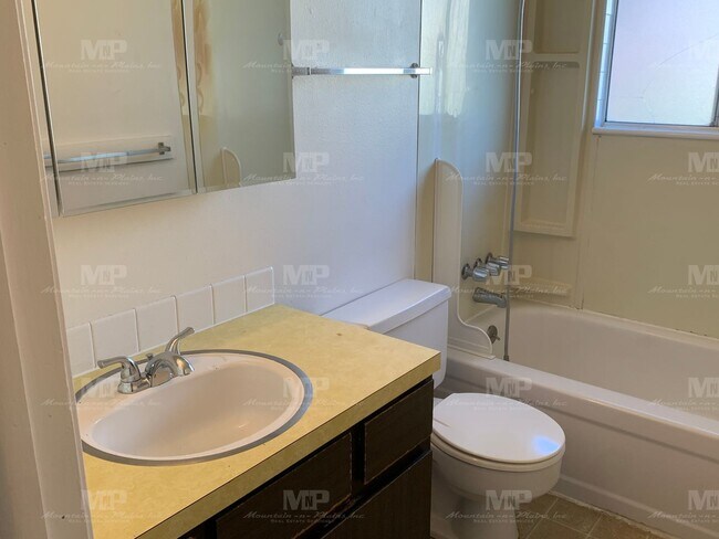 Building Photo - 1719 Banyan Dr