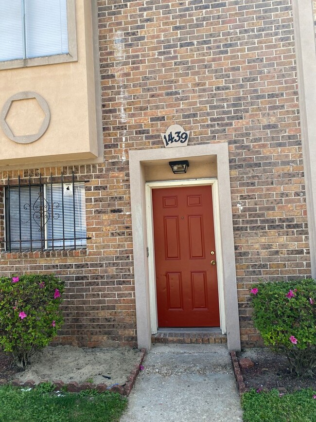 Building Photo - 2 bedroom 2 bath town home in a gated comm...