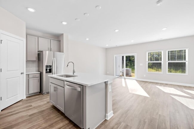 Building Photo - 3BR/2BA Townhouse Available JUNE 5!