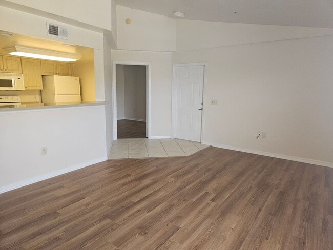 Building Photo - 2/2 Third Floor Condo at Coral Cove W/ Wat...