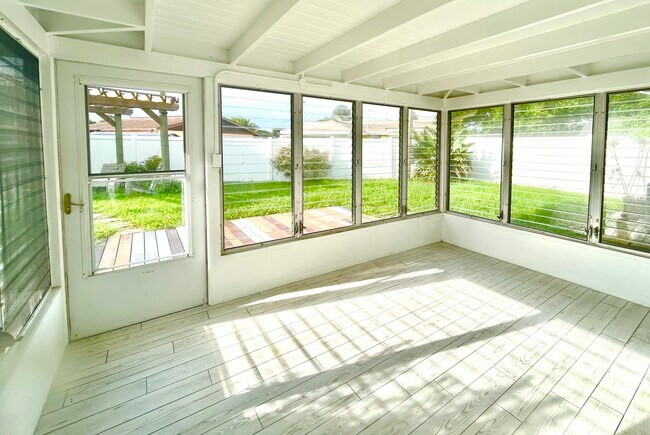 Florida room - 52 River Shore Dr