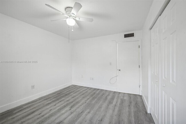 Building Photo - 145 SW 30th Ct