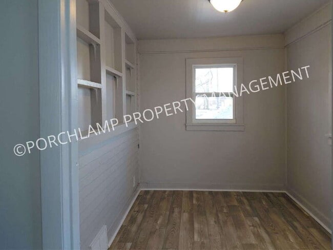 Building Photo - 403 E Broadway Ave