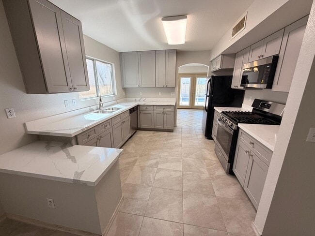 Building Photo - 7611 W Cinnabar Ave