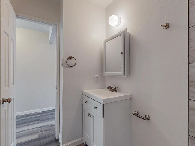 Building Photo - 1701 Hoffman Dr NE